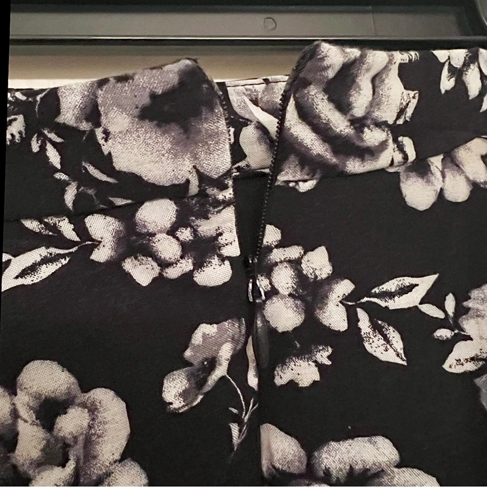 Forever 21 Black White Rose Floral Skater/Mini Skirt Large L - Picture 7 of 10